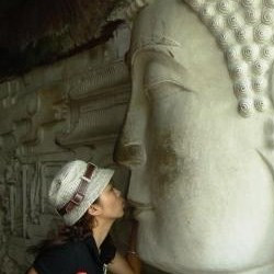 На Шри-Ланке французские туристы осуждены за поцелуй статуи Будды