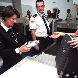 В британских аэропортах для богатых туристов сделают ускоренный паспортный контроль