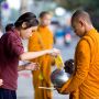 Китай. Китайский турист пытался пожертвовать iPhone 6 буддийским монахам