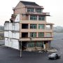 В Китае снесли знаменитый дом, располагавшийся прямо посередине шоссе